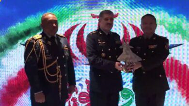 اهدای ماکت جنگنده چینی