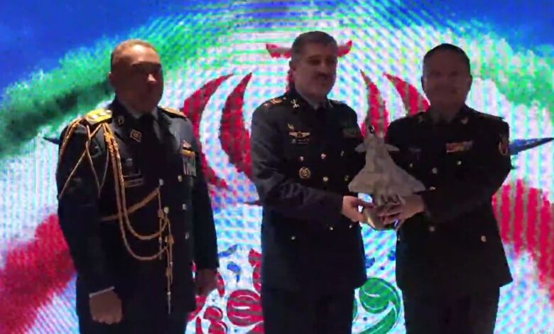 اهدای ماکت جنگنده چینی