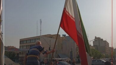 پیرمرده خمیده و پرچم